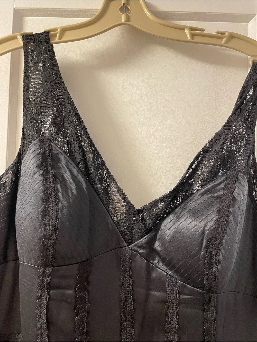 Simon Chang Black Lace V-Neck Pleated Midi Dress - Picture 14 of 15